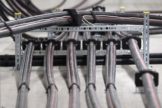 Le groupe installera de nouveaux postes de couplage isolés au gaz de 132 kilovolts (kV) et 16 kV, ainsi qu'un nouveau transformateur de 132/50 kV. (KEYSTONE/Peter Schneider) KEYSTONE/PETER SCHNEIDER
